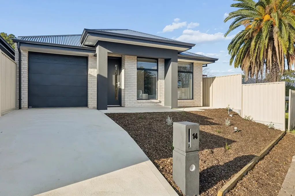 Windsor Gardens 3Phòng ngủ Stunning new single level home.