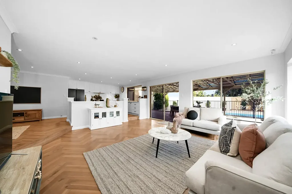 Ocean Reef 4ห้องนอน A Polished Ocean Reef Home With Pool, Park & Beach at the Doorstep