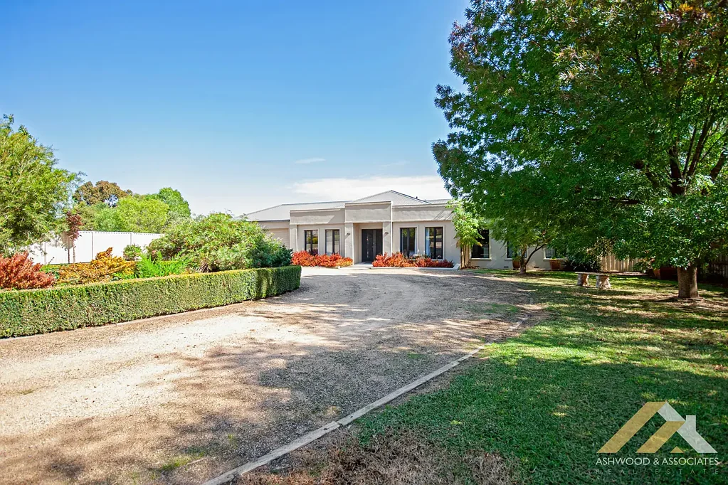 Bairnsdale 4 Bedroom LIFE IN TOWN WITH A COUNTRY SETTING AND OUTLOOK