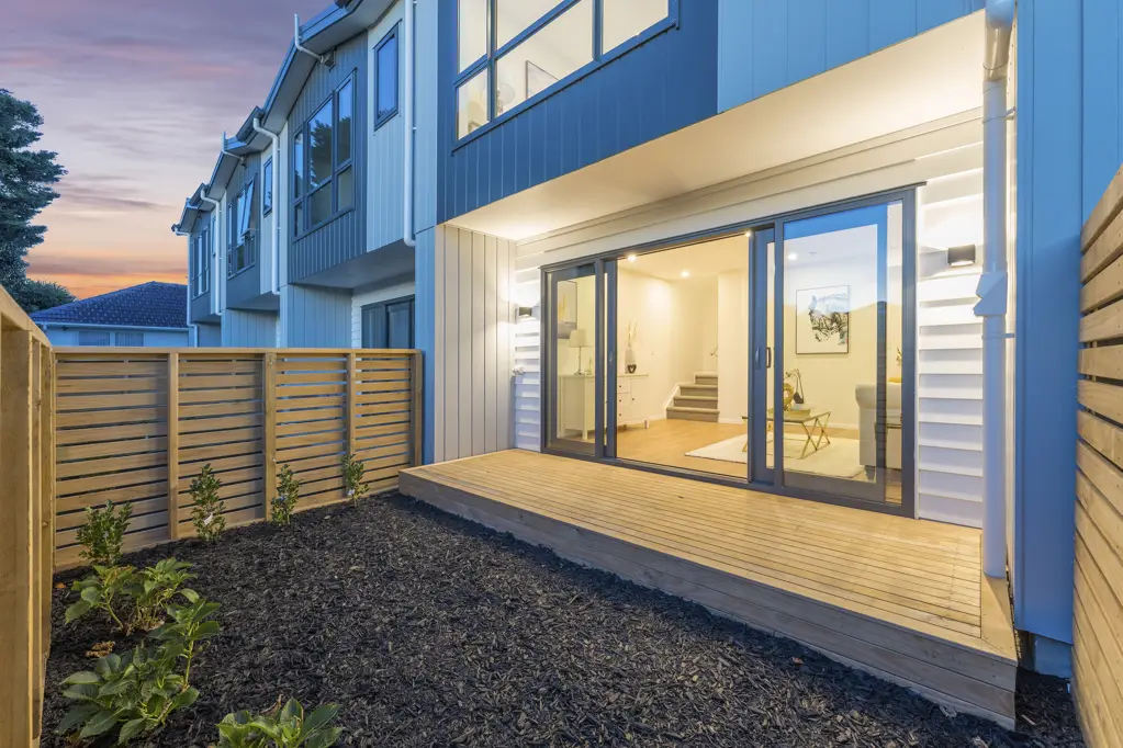 Te Atatu Peninsula 3Moenga Corner - Beautiful Layout!