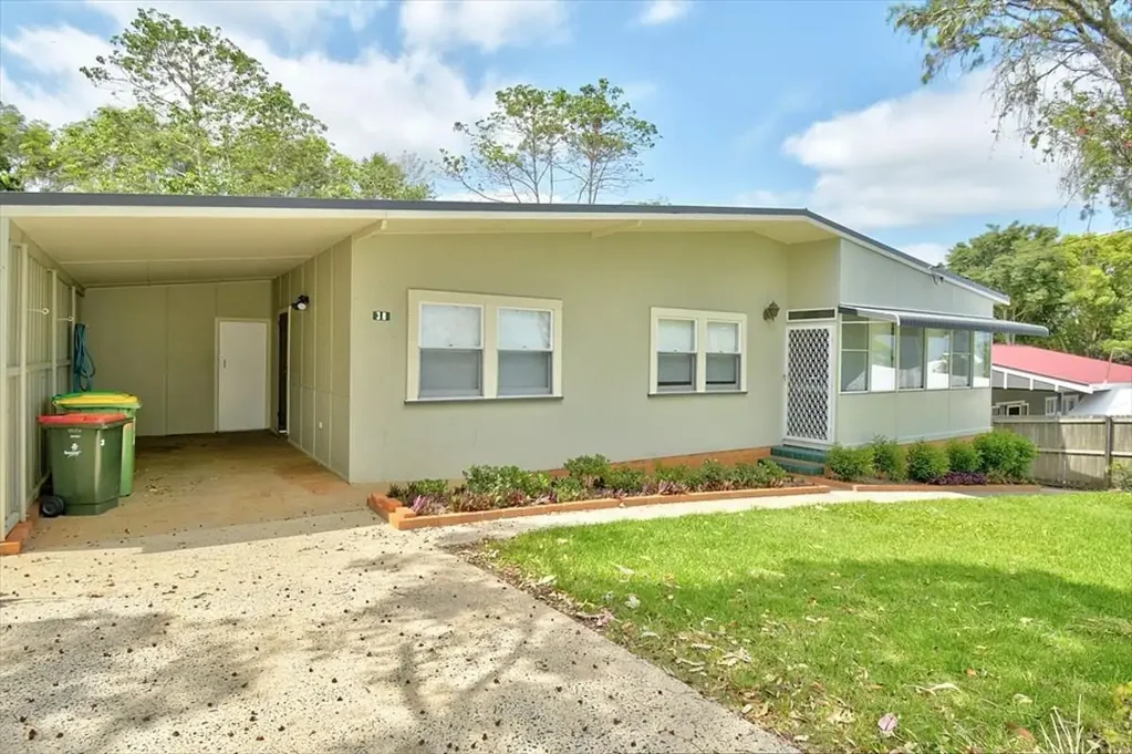 Spacious Lismore Living
