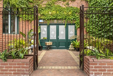Queenscliff 1 Slaapkamer Rare Commercial + Residential Offering