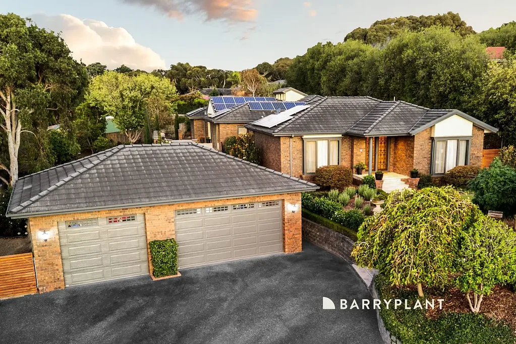 Lysterfield South 5غرفة نوم Custom-Built Elegance in Churchill Park Estate on 2370m2