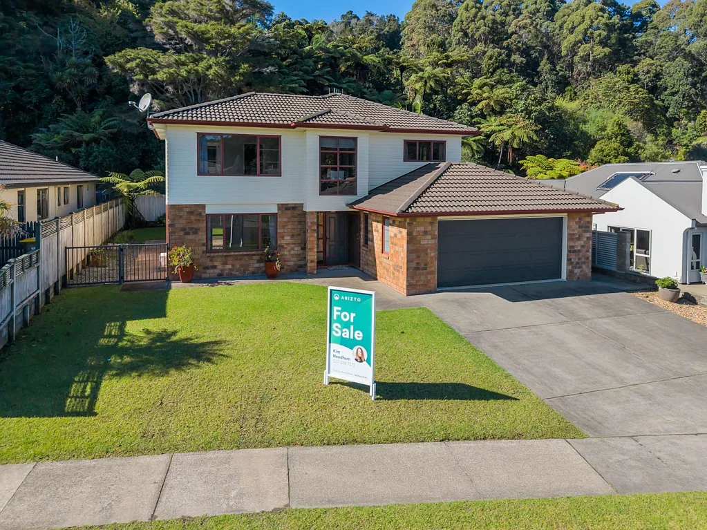 Whakatane 4 Bedroom Size Location And  Available Immediately
