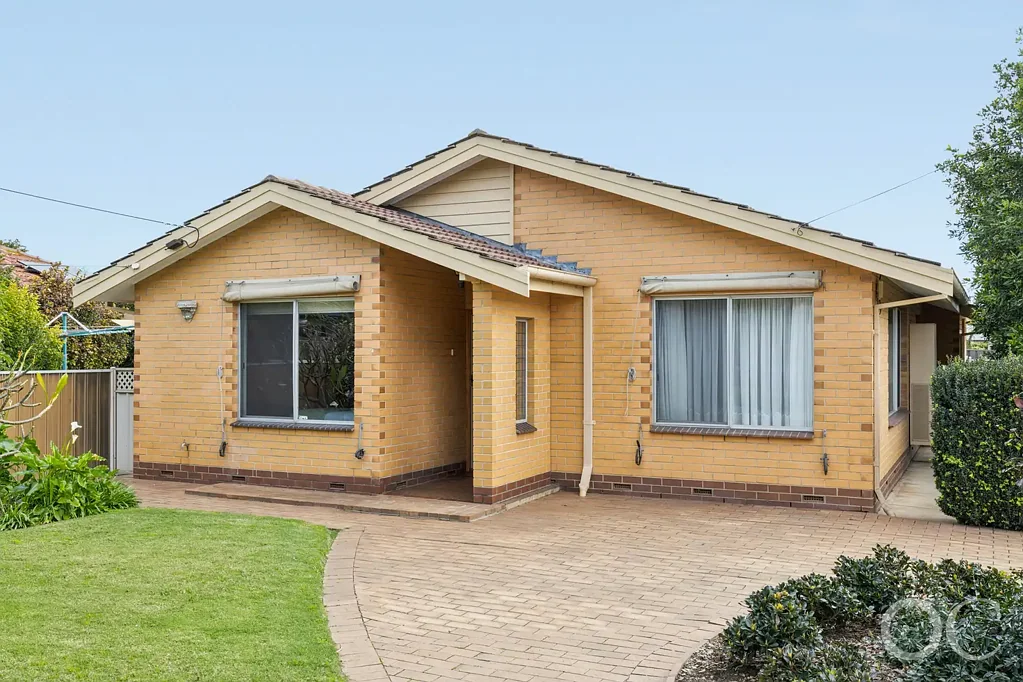 Glengowrie 3 Slaapkamer Open the Door to a Corner Block With Potential