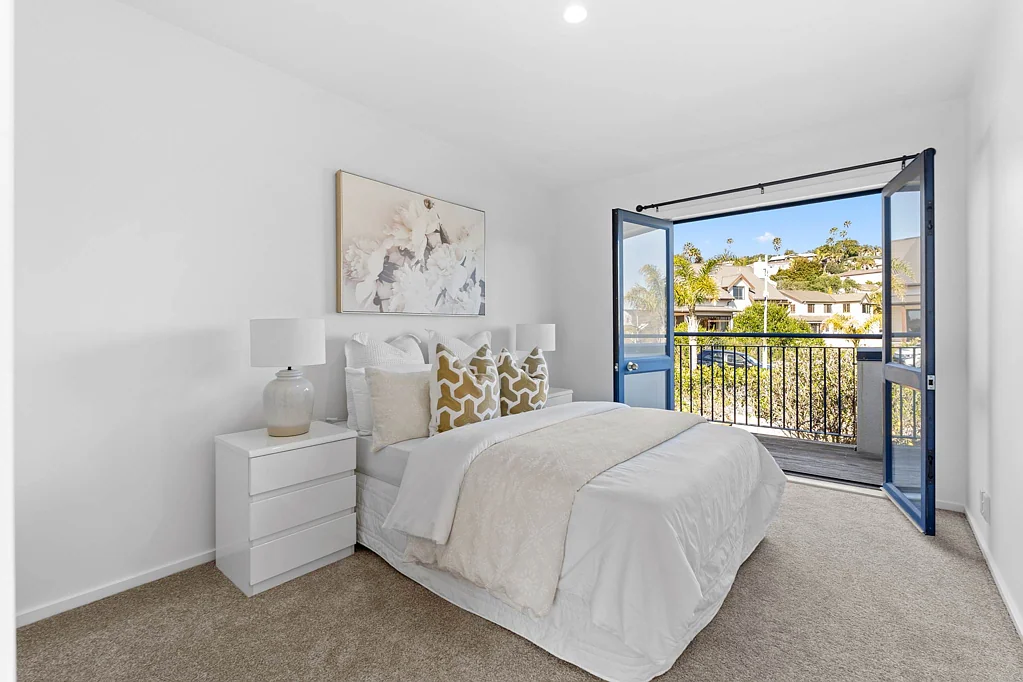 Oteha 2房 全面翻新美宅！阳光充沛，Rangi学区内，灵活空间，通勤便捷！ Fully Renovated & Sunny in RANGI Zone