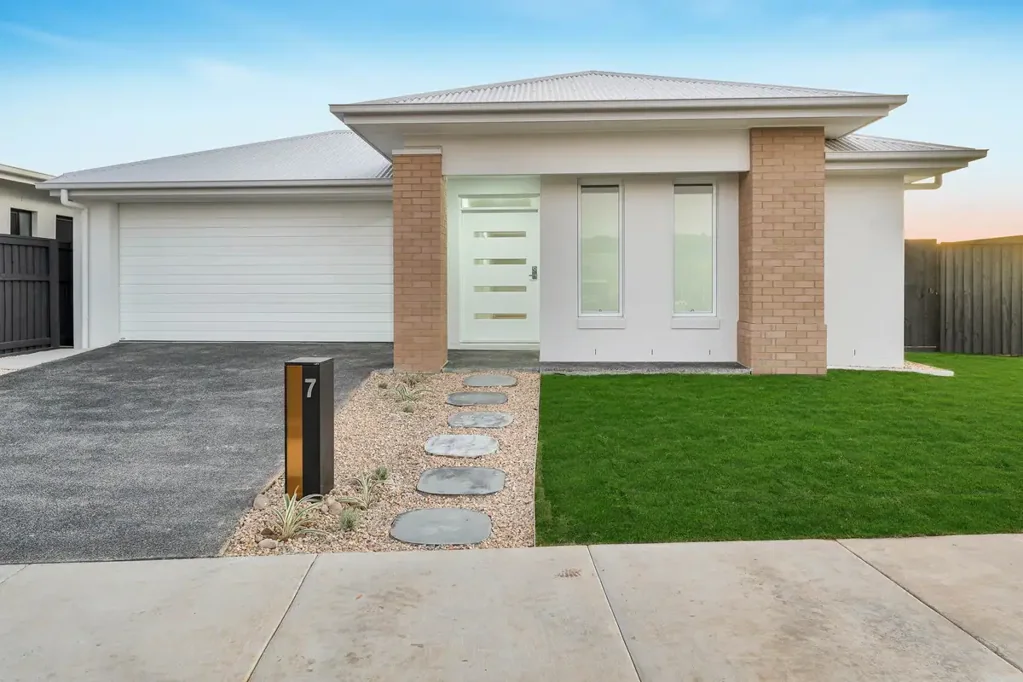 White Rock 4房 464sqm街角地块 经典现代优雅 开放式厨房 Caesarstone台面 全屋中央空调 主卧步入式衣帽间 双车位锁闭车库 完全围栏庭院 Modern Living & Timeless Elegance in White Rock - Welcome Home!