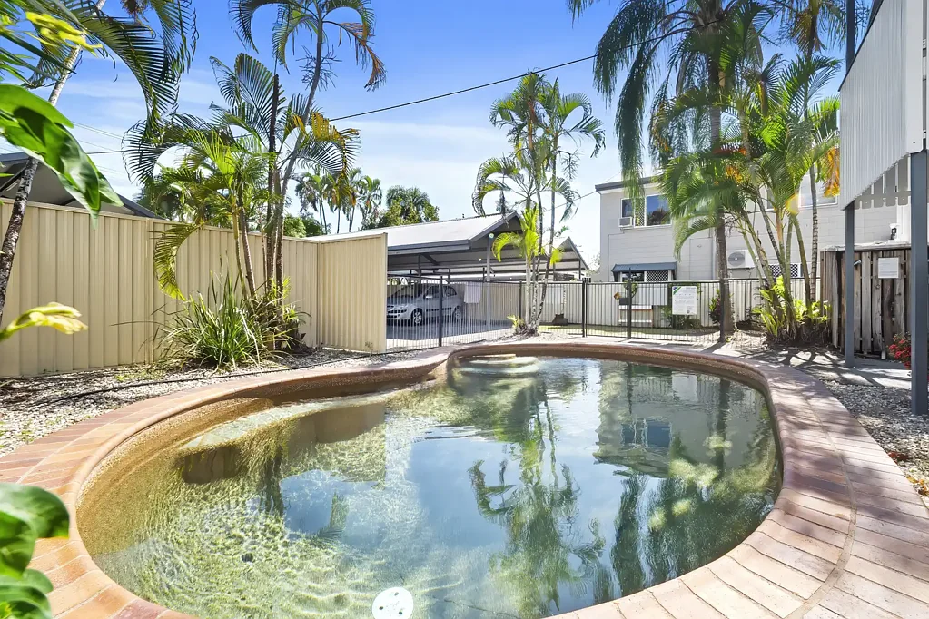Earlville 2房  Spacious Ground Floor Living with Private Courtyard!