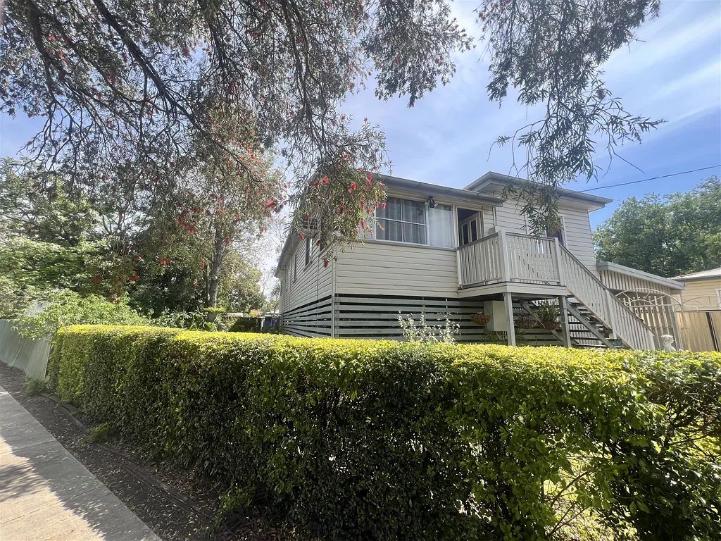 Dalby 4房  Charming Family Home Close to Town and Sporting Facilities