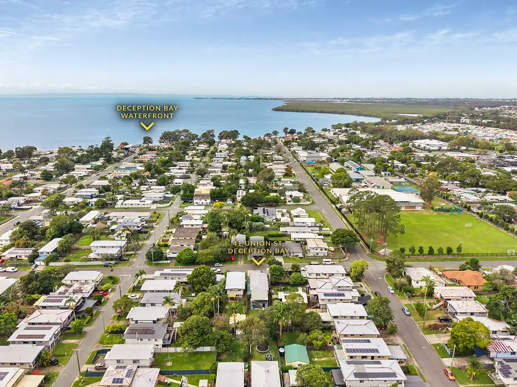 Deception Bay 3房 全围栏405㎡地块 双重居住潜力 空调客厅 居中厨房 独立楼上厕所 大型娱乐区 两车棚加车库 空白画布后院 Private, Flexible Family Living with Dual Occupancy Potential