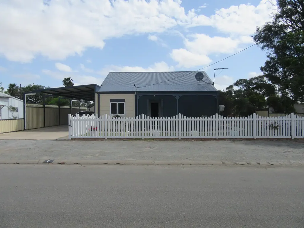 Carnamah 3ห้องนอน Cottage complete with picket fence.  Full of character & charm. 1012m2 block.