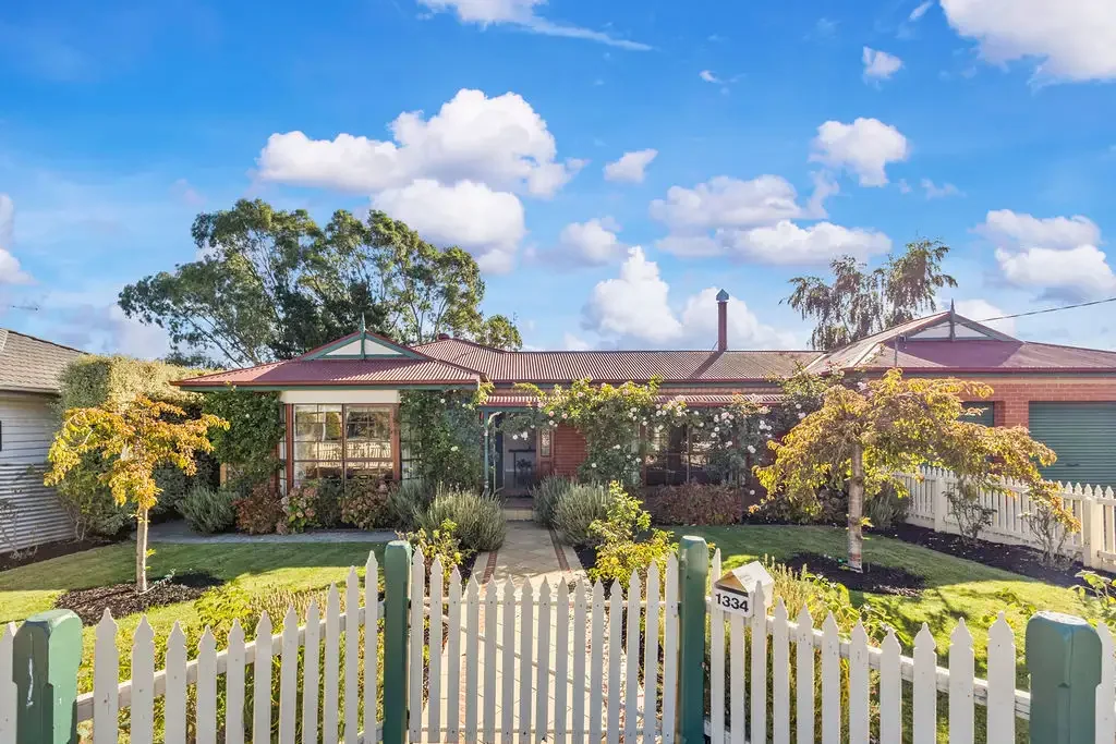 Mount Clear 4Zimmer Elevated Family Home with Stunning Views Side Access and Mixed-Use Zoning