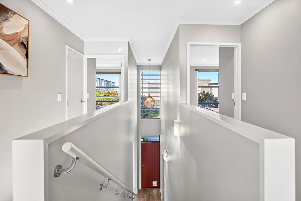 Hobsonville 4Kwarto End Position. Extra Light. Actual Lawn.