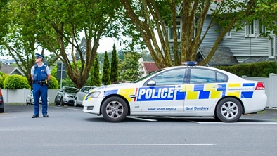 Remuera出事了！一女子被枪击！警方出动直升机！当地三所学校已经关闭！