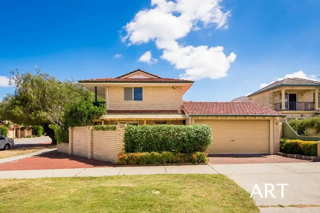 STYLISH TOWNHOUSE IN COMO