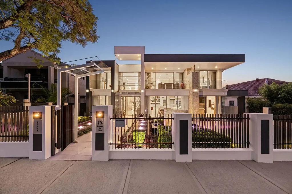 Strathfield 7房 Strathfield显赫地址 1203sqm阔绰地块 多代同堂奢居 豪华泳池桑拿 媒体游戏室 豪华主卧套房 双车库电梯入户 步行商圈名校 Spectacular Strathfield estate on blue-chip 1,213.9sqm parcel