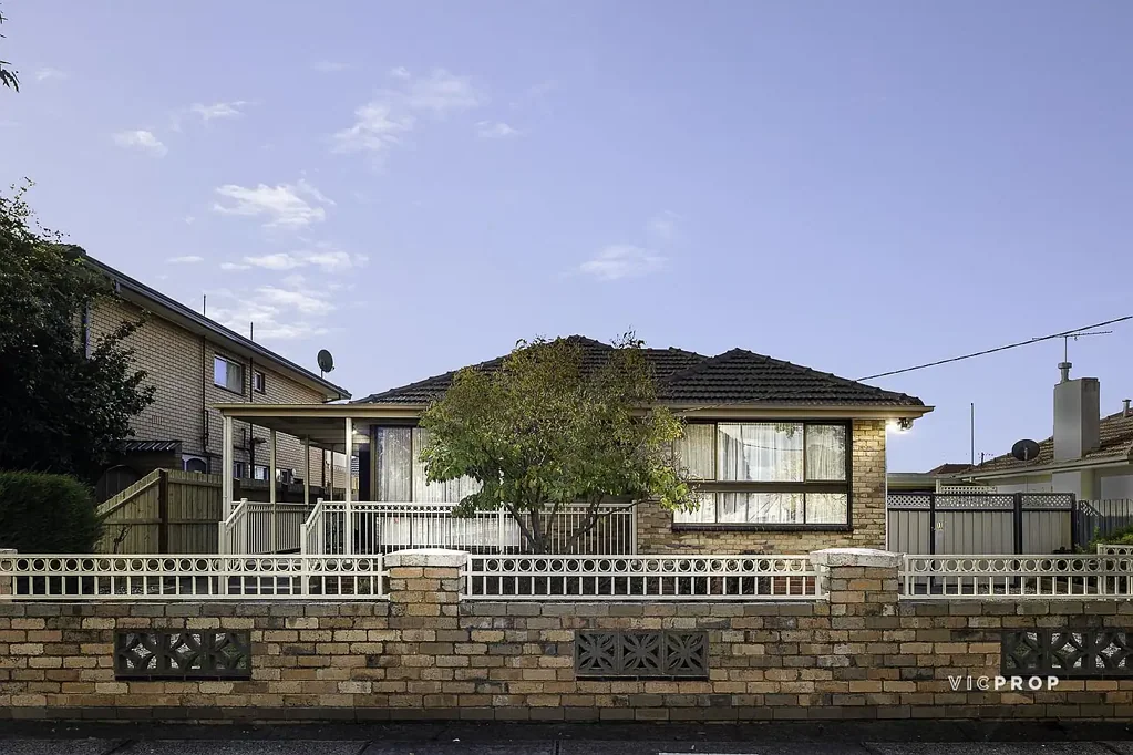 Fawkner 3房 635sqm阔绰地块 步行便捷生活 采光充足客厅 朝北后院花园 多功能车库存储 Promising Future with Convenience Covered