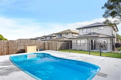 Schofields 5房 灵活的多代同堂生活 | 交通便利 | 泳池与后院生活方式 Flexible Multigenerational Living | Excellent Transport Links | Pool & Backyard Lifestyle