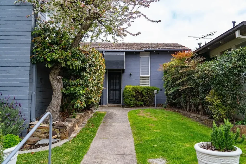 BOUTIQUE VILLA IN PRIZED BEACHSIDE POCKET!