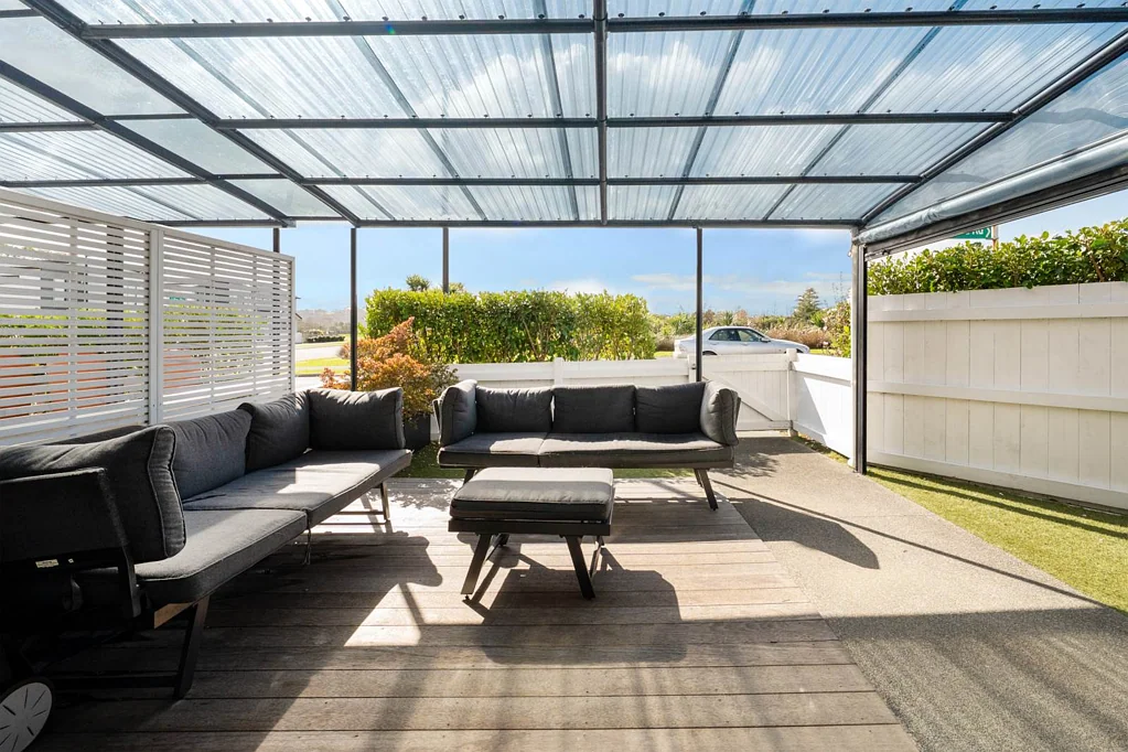 Whenuapai 3બેડરૂમ Sunny Corner Stunner – Move-In Ready!