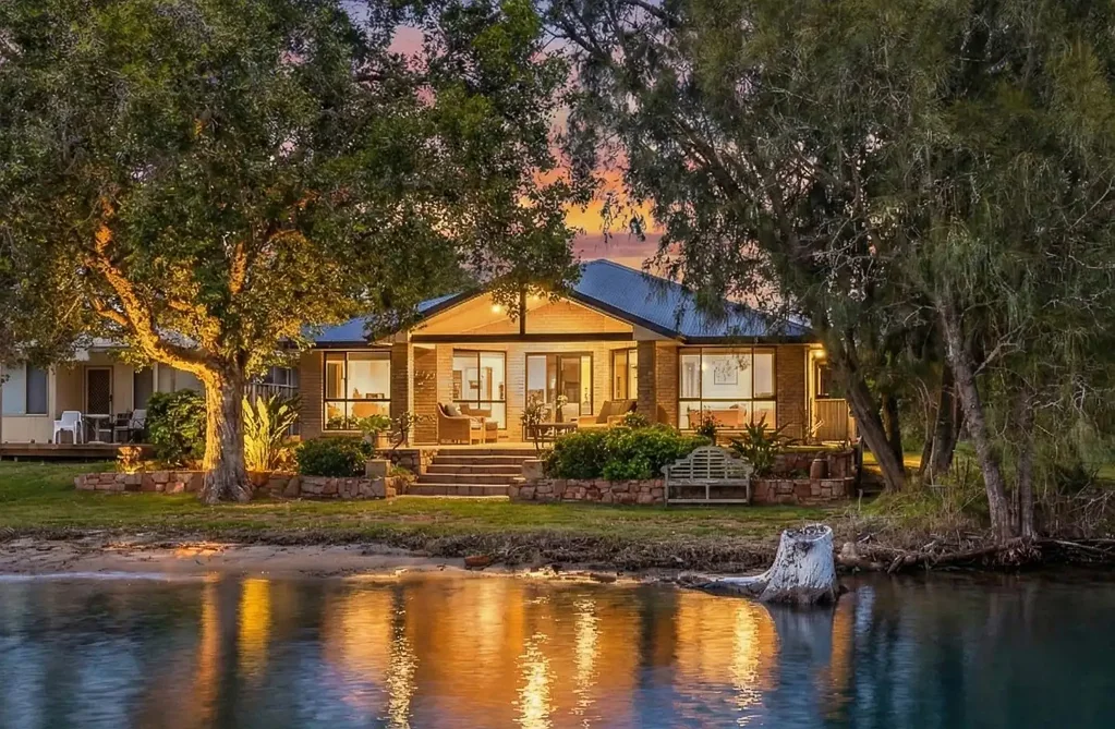 Mallabula 4બેડરૂમ Waterfront Elegance, Uninterrupted Views and an Exceptional Coastal Lifestyle