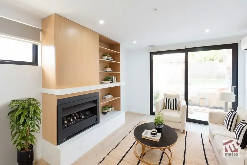 LIGHT & BRIGHT APARTMENT!