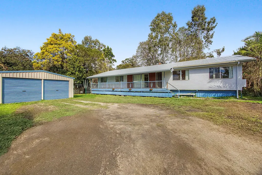 Caboolture 4房 四卧宽敞宅邸 1043m²阔地 超大双车库 停车无忧 便捷步行社区 Big Block, Great Bones & Endless Potential!