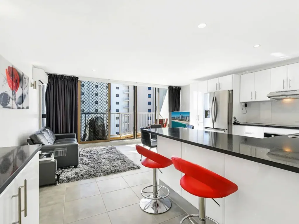 Modern One Bedroom Furnished Apartment - Broadbeach Travel Inn