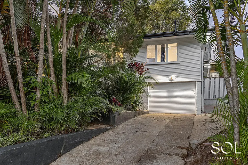 Chermside West 3房  Relaxed Family Living on a Private 731m² Sanctuary