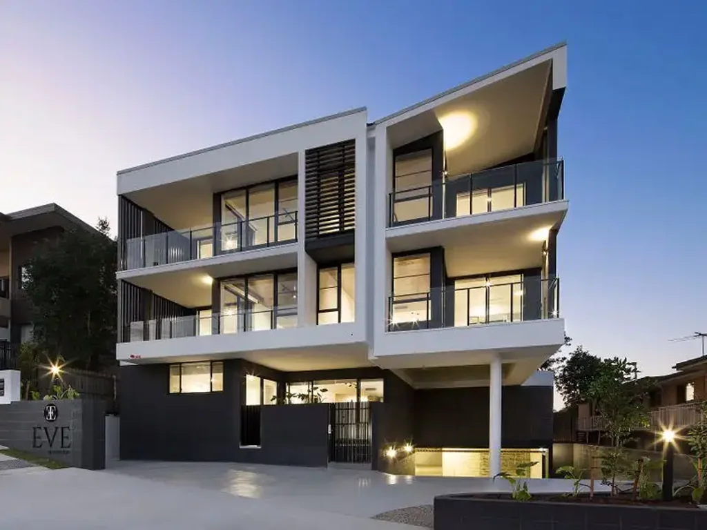 Stunning Top Floor 3 Bedroom Apartment in Newmarket!