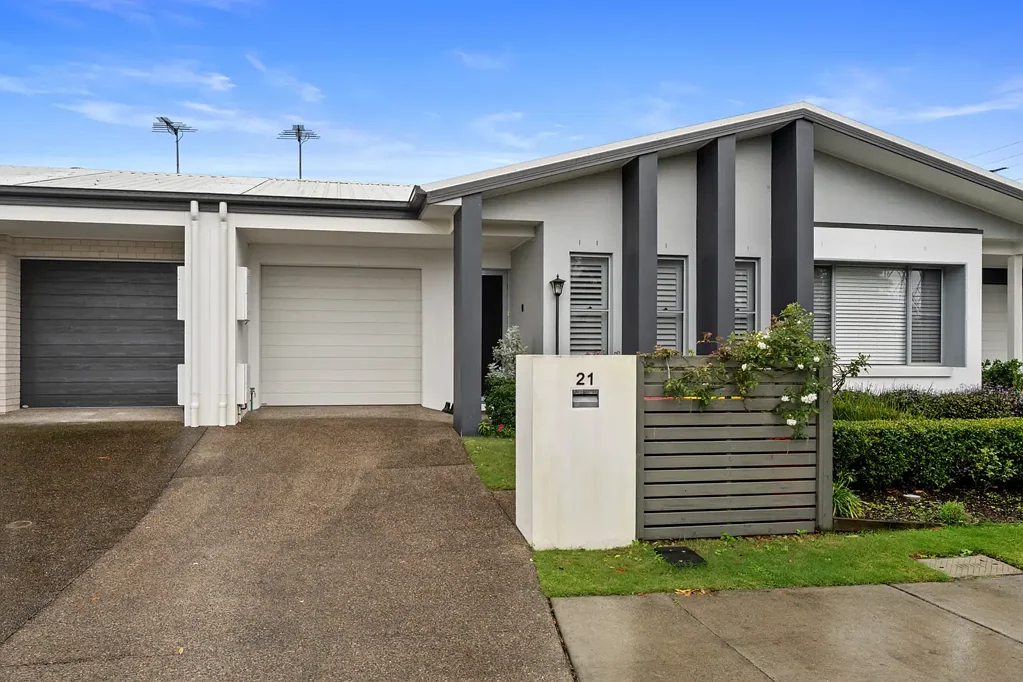 Strathpine 3房 低维护210m²地块 开放式生活用餐区 现代厨房设计 中央庭院采光好 主套房带步入式衣帽间 遮盖式户外用餐区 便捷Strathpine位置 Modern Low-Maintenance Living with Stylish Indoor-Outdoor Design