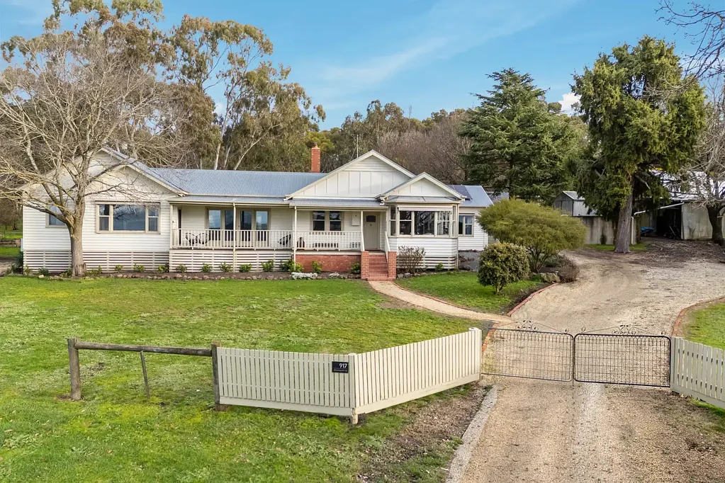 Windermere 3房  Character, Charm & Captivating Lake Views on Five Acres