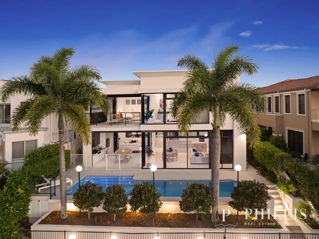 Hope Island 4ห้องนอน North-Facing, Main River Views, 6-car basement Garage,