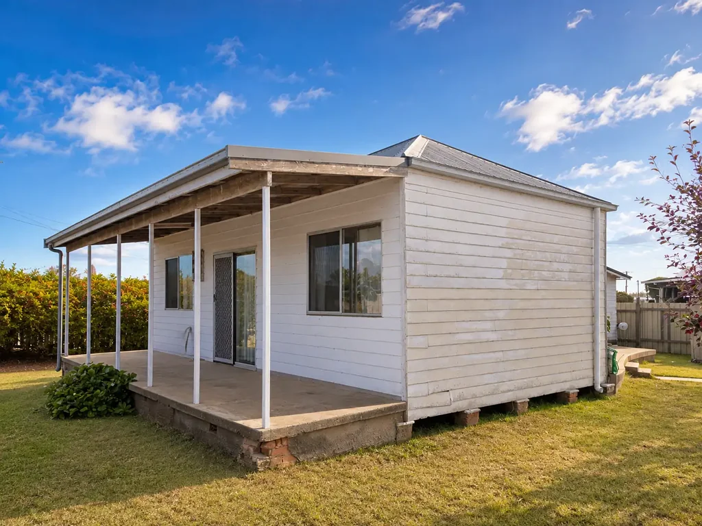 Glen Innes 2chambre CORNER BLOCK WITH DEVELOPMENT POTENTIAL