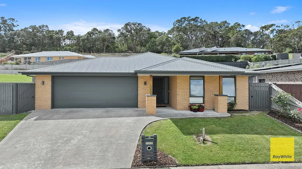 Foster 3Moenga Luxury family home close to it all