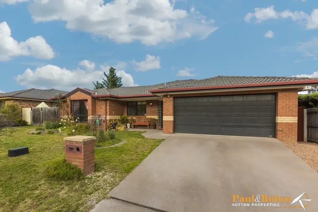 Superb four bedroom home in quiet street opposite nature reserve