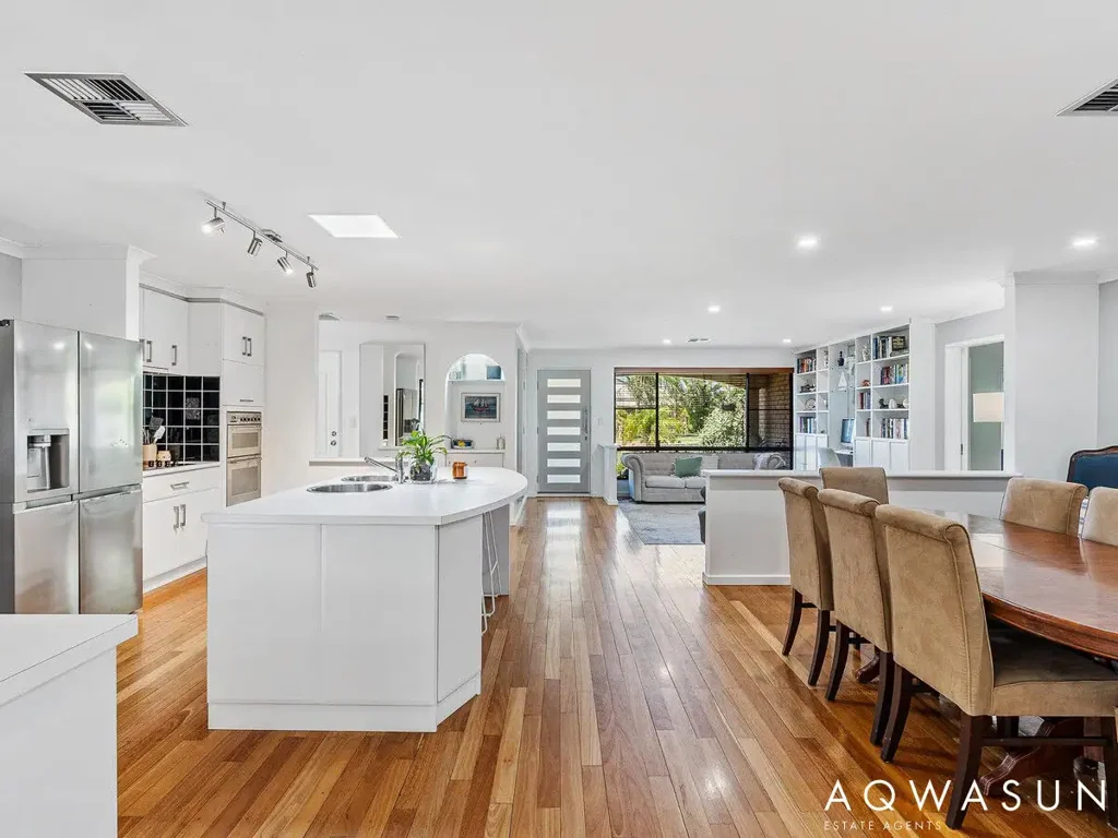 Halls Head 4 Bedroom Spacious, Stylish & Perfectly Positioned