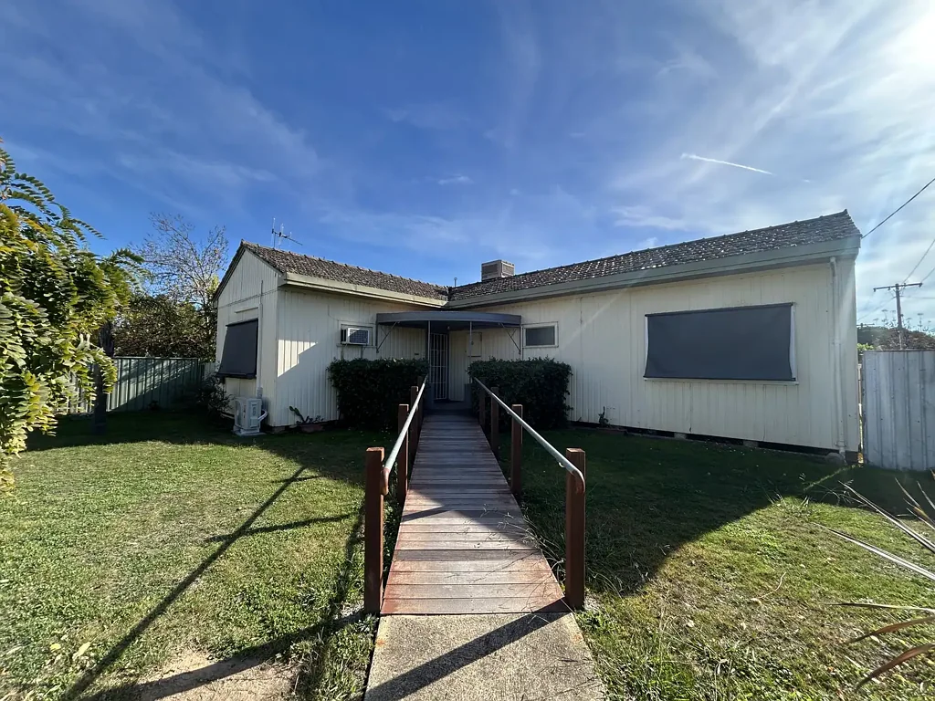 2 BEDROOM HOME READY TO LEASE NOW!