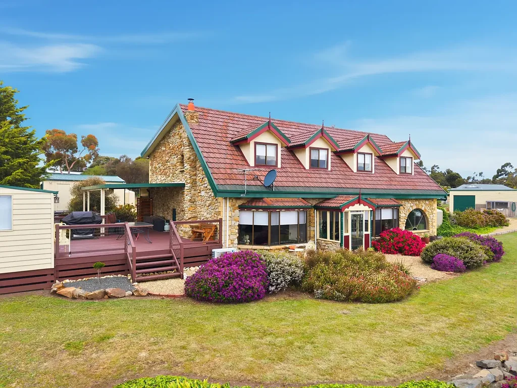 Lewisham 4房  Expansive Coastal Family Home with Panoramic Water Views