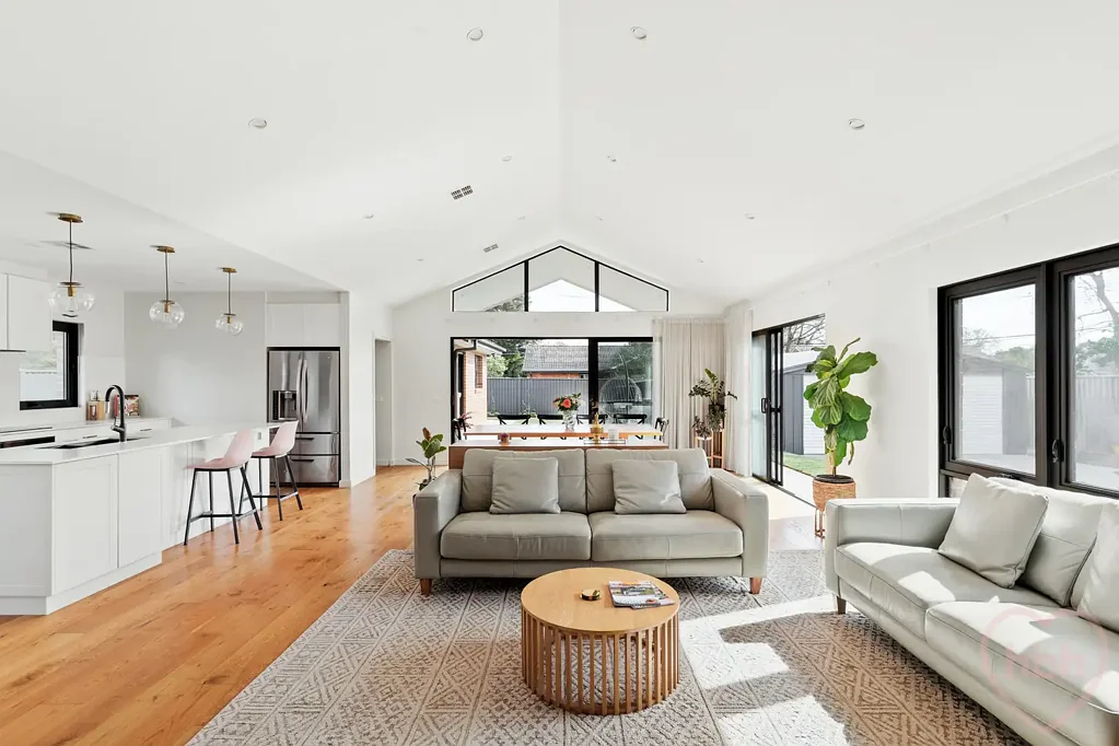 Downer 5ਬੈੱਡਰੂਮ Absolute stunner of a home built by 'Classic Constructions' – just a short stroll to the tram!