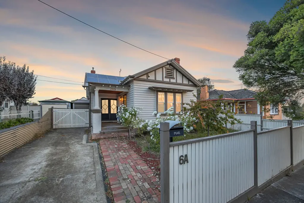 Ballarat East 4ห้องนอน Timeless Art Deco Californian Bungalow Just Minutes from the CBD