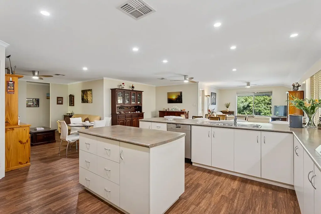 Aveley 5ห้องนอน Big Family Living on a Generous 712m² Block – Pool, Alfresco & 5 Bedrooms