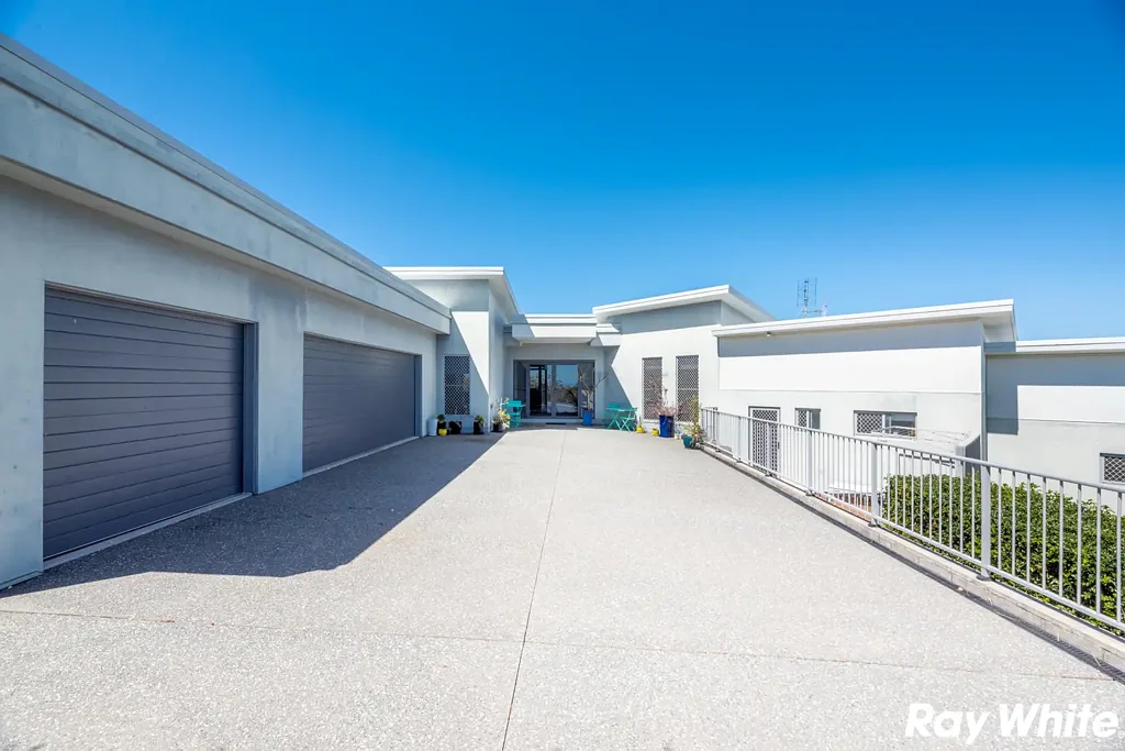 LARGE SPACIOUS HOME WITH STUNNING MOUNTAIN VIEWS!
