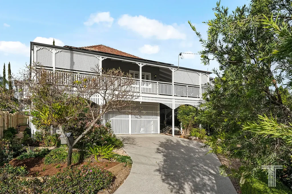 Camp Hill 5Kwarto Timeless Queenslander Character infused with Modern Luxury