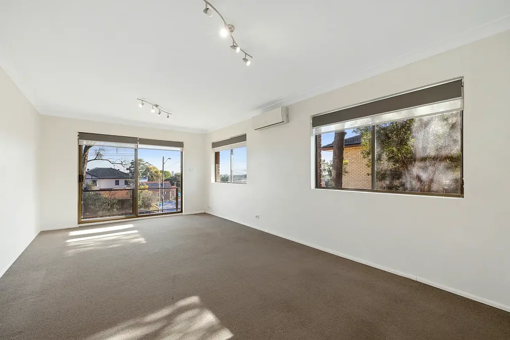 Spacious Apartment with District Views, Exceptional Convenience