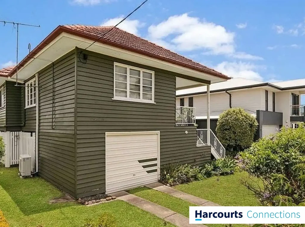 Neat and tidy house in quiet street, walk to shops, restaurants and cafes