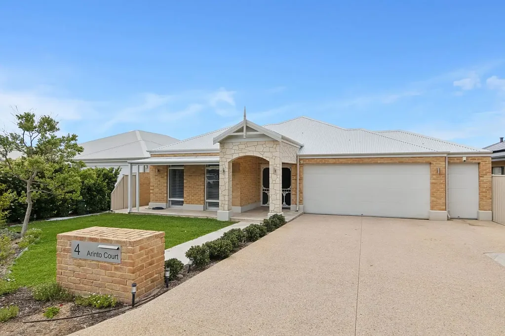 Caversham 4房  The One You've Been Waiting For - Premium Family living with a Heated Pool!!!
