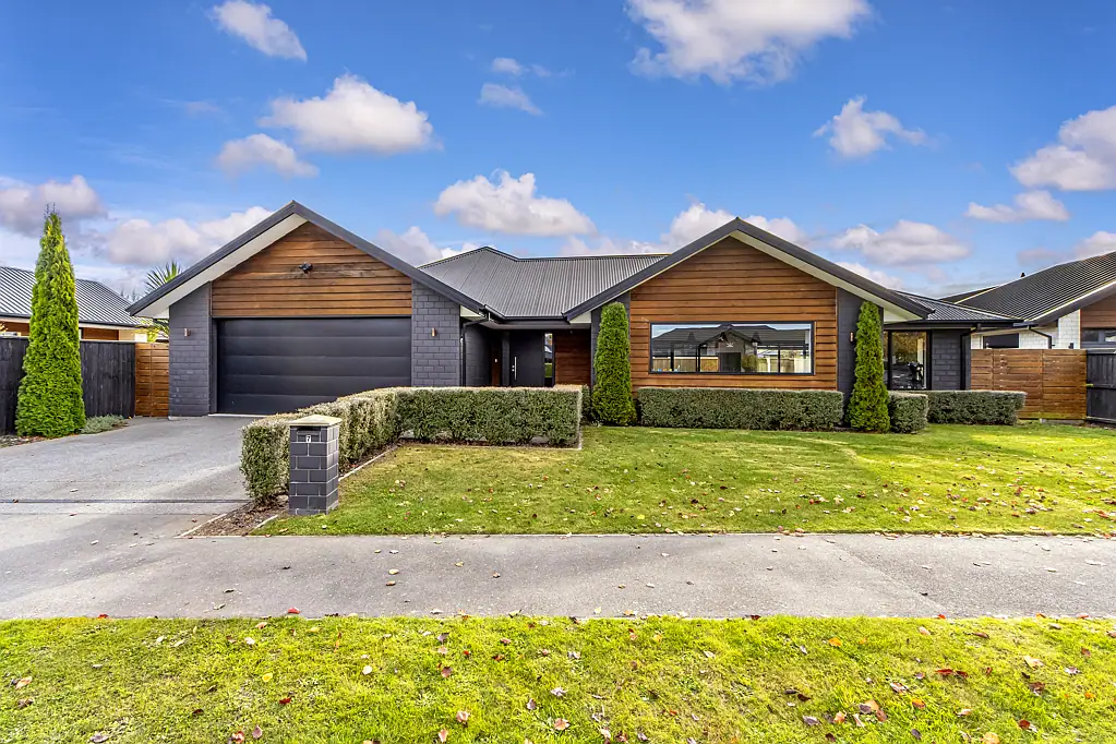 Aidanfield 5房  UNDER OFFER Spacious and Something Special