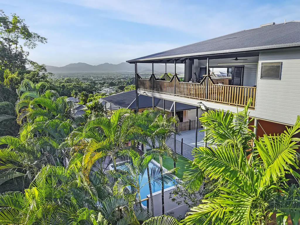 Mount Sheridan 4房  Elevated Living with Sweeping Mountain & Valley Views