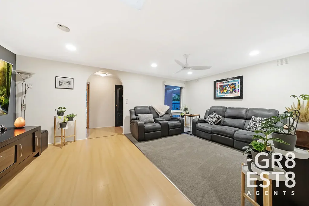 Carrum Downs 3房 宁静COURT环境 宽敞地块 私密车道 成熟花园 多功能阳光房 全新粉刷地毯 自然采光充沛 主卧独立卫浴 精心设计厨房 长车道入口 全围栏庭院 户外娱乐区 大型棚屋工作室 开发潜力巨大 学校公园近便 🏡 Rare Large Block in Quiet Court – Ideal Investment or Future Development Opportunity (STCA)